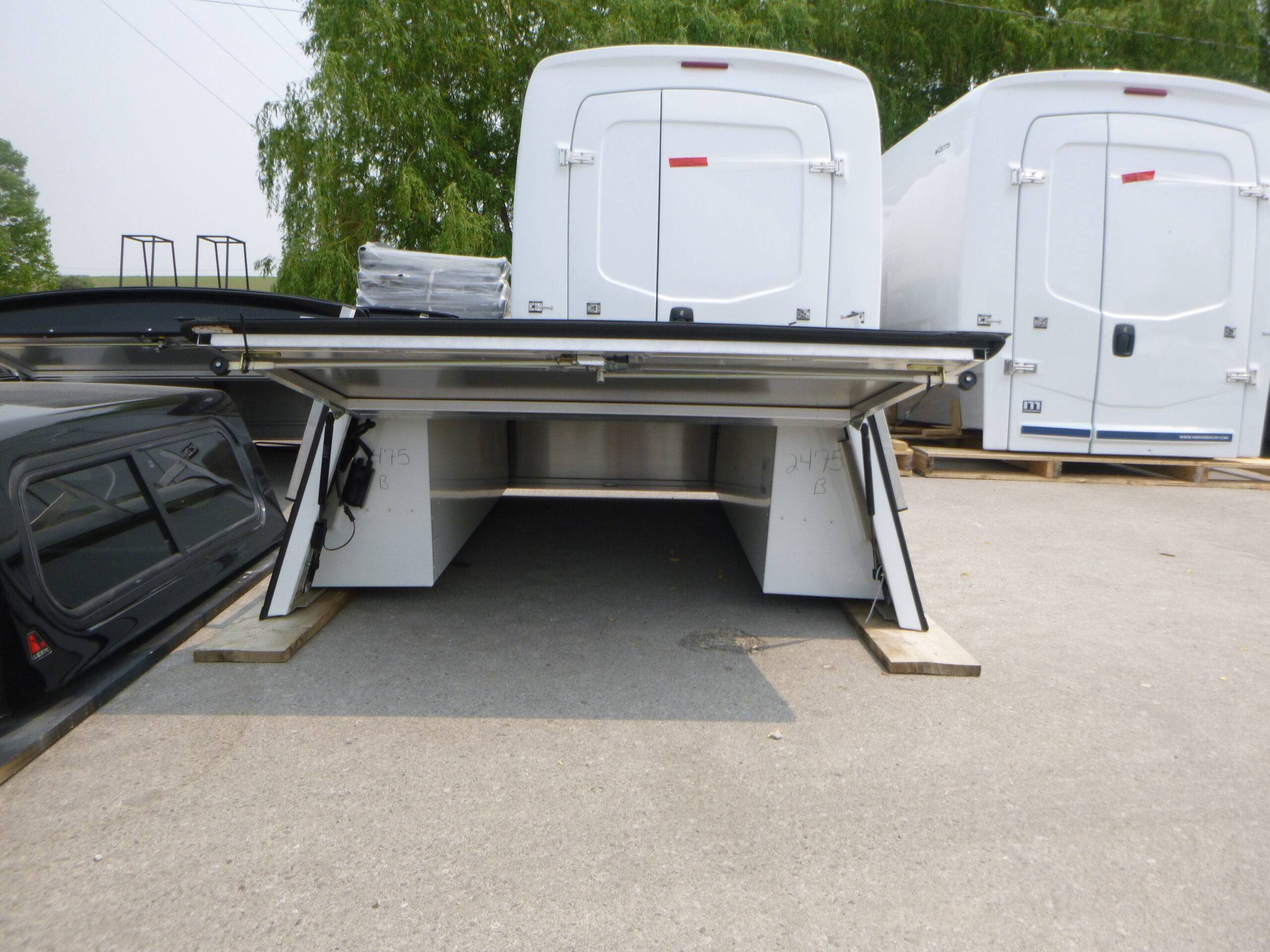 2004 - 2012 GMC Canyon or Chevrolet Colorado 6'2 White Contractor Truck Cap 4 2004 - 2012 GMC Canyon or Chevrolet Colorado 6'2 White Contractor Truck Cap - Image 4