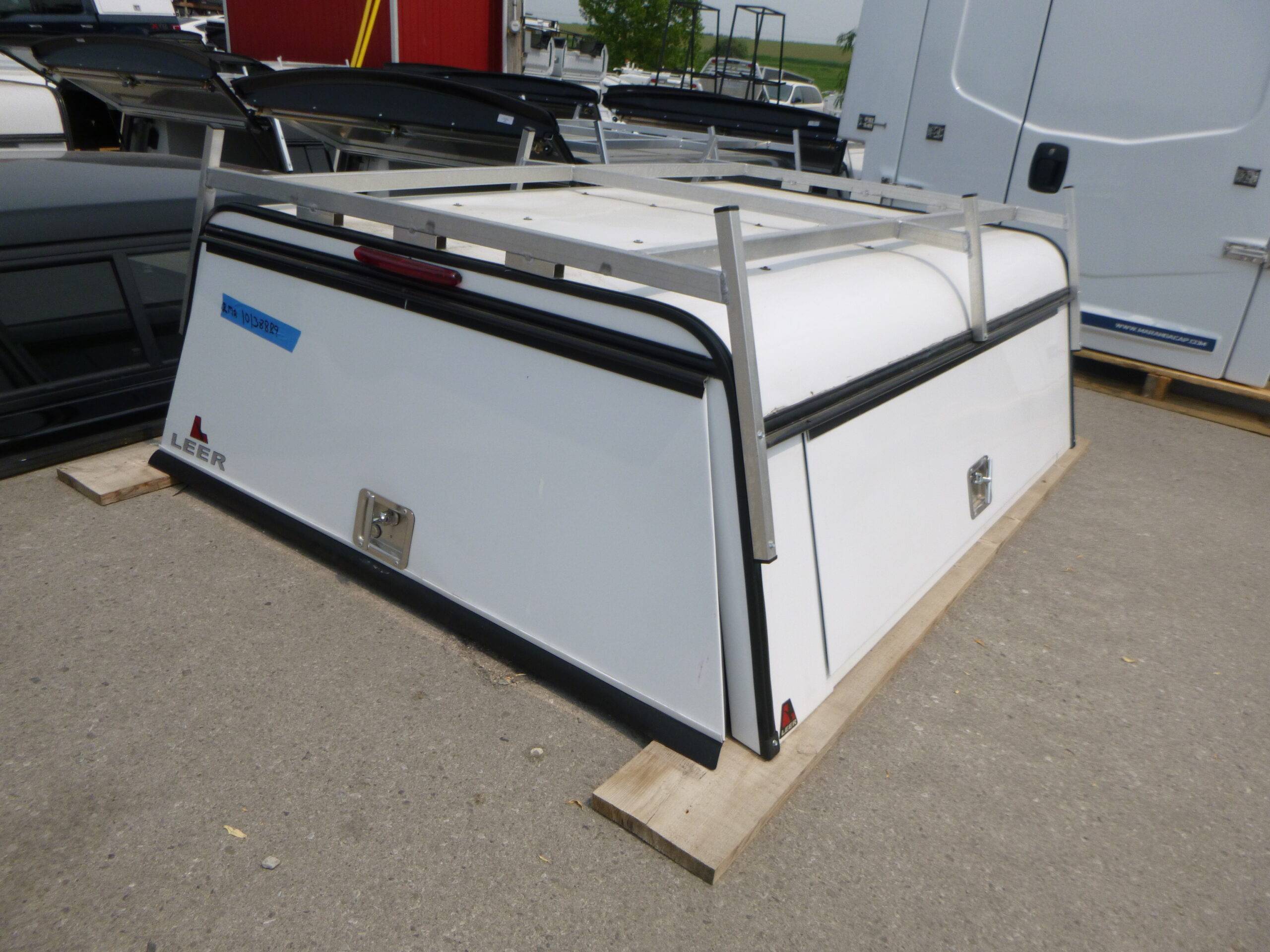 2004 - 2012 GMC Canyon or Chevrolet Colorado 6'2 White Contractor Truck Cap 3 2004 - 2012 GMC Canyon or Chevrolet Colorado 6'2 White Contractor Truck Cap - Image 3