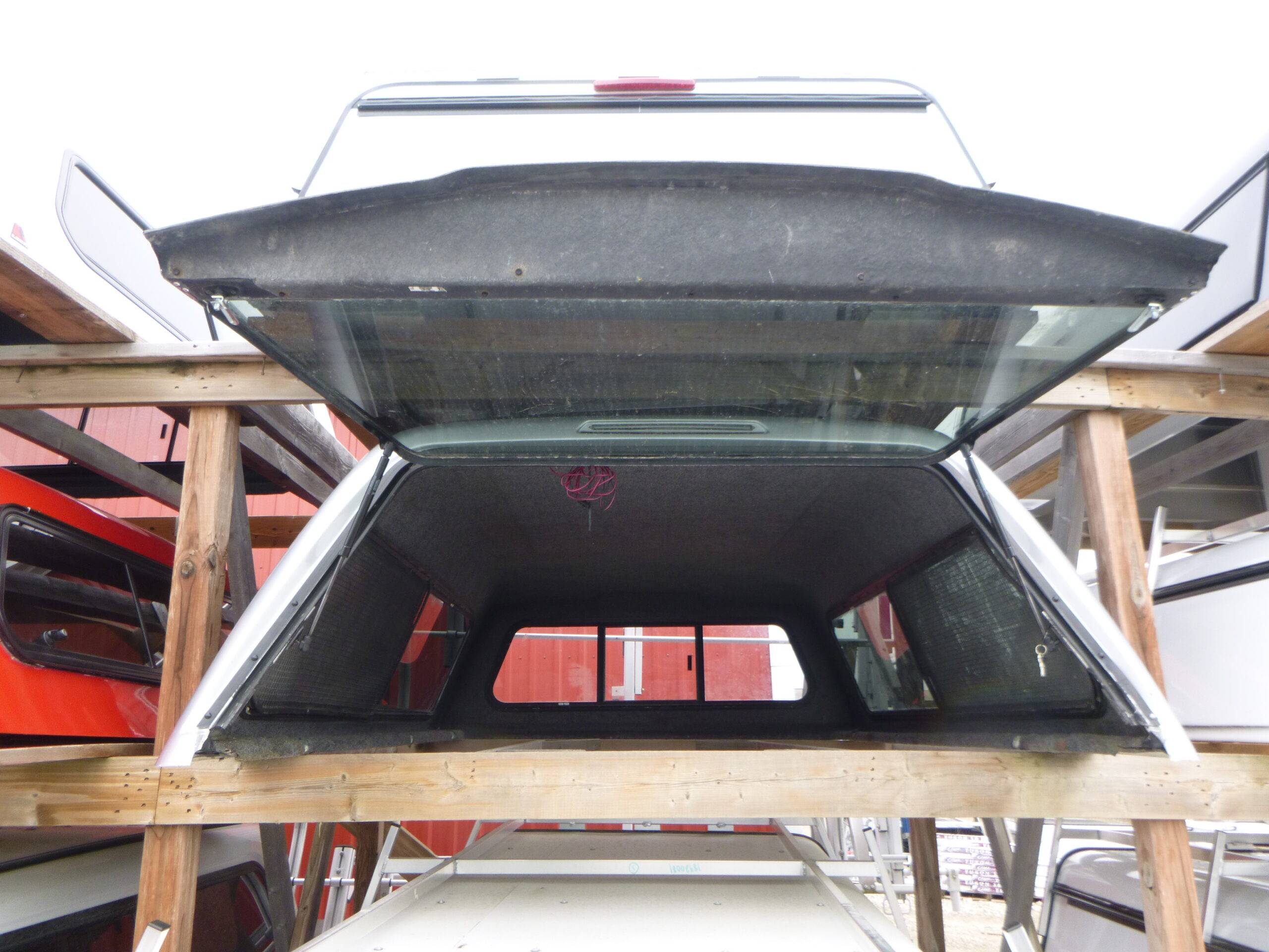 2017 - 2022 Ford Superduty F250/350/450 8' UX Ignot Silver Metallic Leer 180 Truck Cap 4 2017 - 2022 Ford Superduty F250/350/450 8' UX Ignot Silver Metallic Leer 180 Truck Cap - Image 4