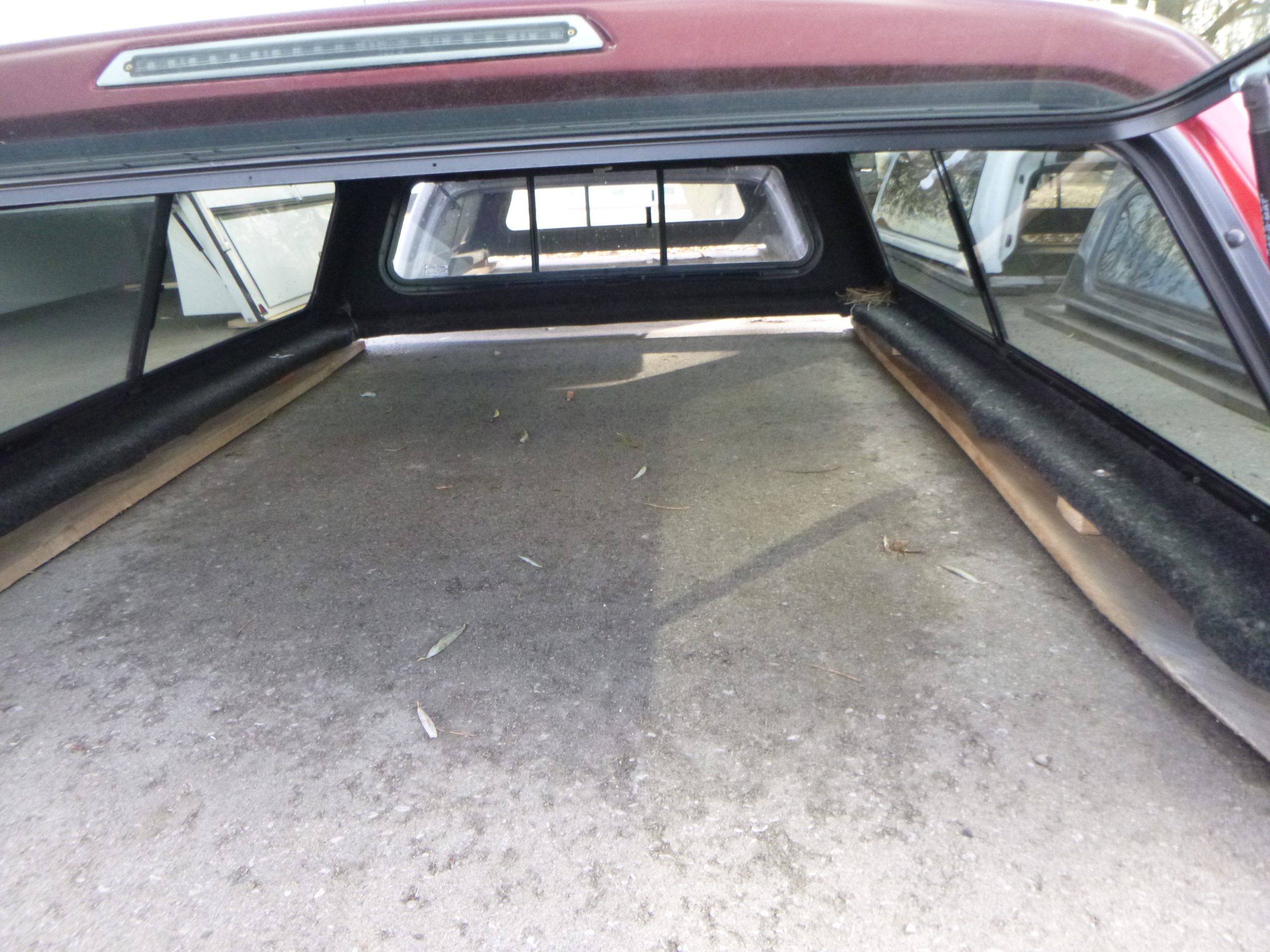 2017 - 2022 Ford Superduty F250/350/450 8' D4 Rapid Red Leer 100R Truck Cap 4 2017 - 2022 Ford Superduty F250/350/450 8' D4 Rapid Red Leer 100R Truck Cap - Image 4