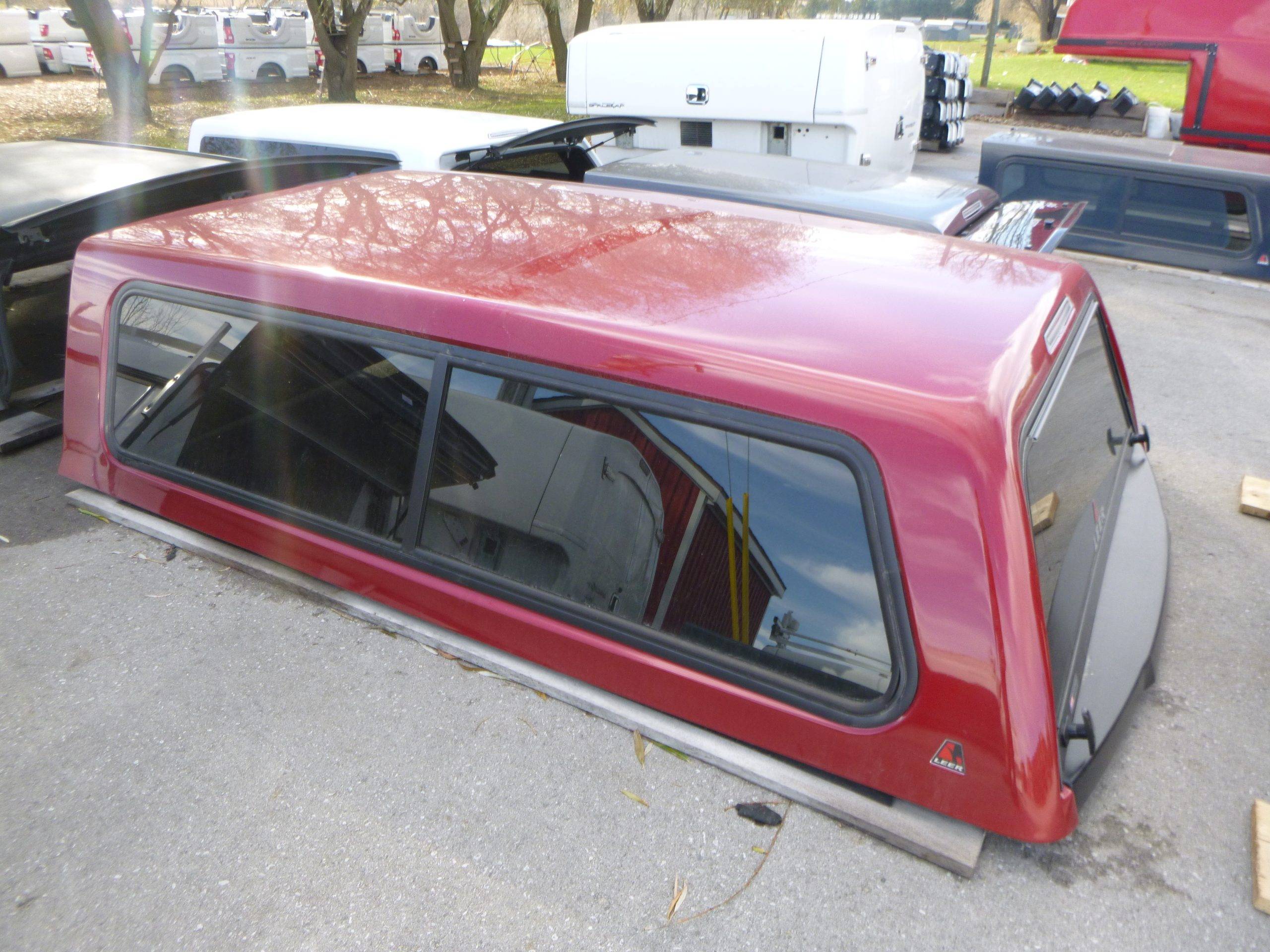 2017 - 2022 Ford Superduty F250/350/450 8' D4 Rapid Red Leer 100R Truck Cap 3 2017 - 2022 Ford Superduty F250/350/450 8' D4 Rapid Red Leer 100R Truck Cap - Image 3