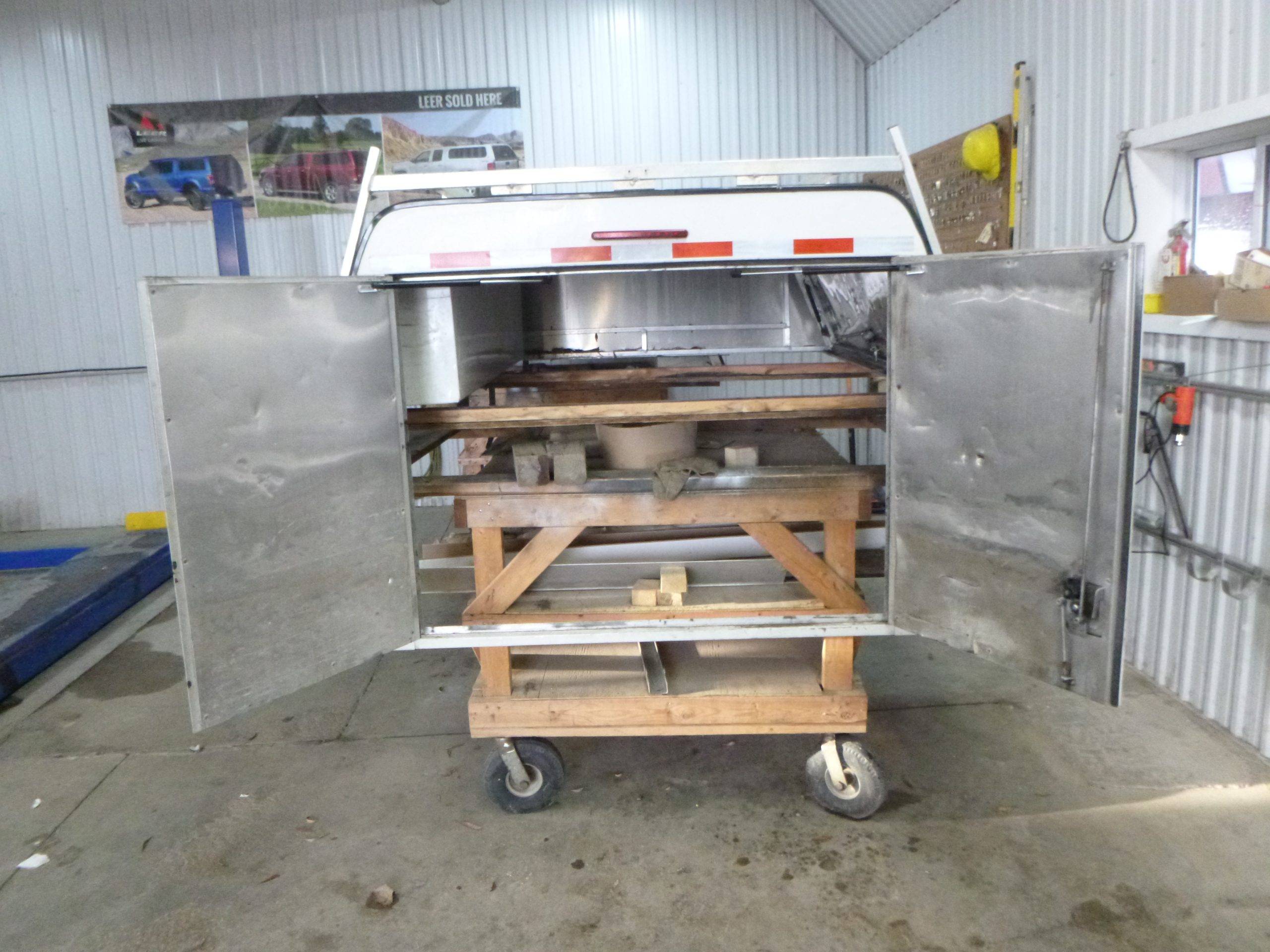 2004 - 2008 Ford F150 6'6 White Leer Contractor Truck Cap 4 2004 - 2008 Ford F150 6'6 White Leer Contractor Truck Cap - Image 4