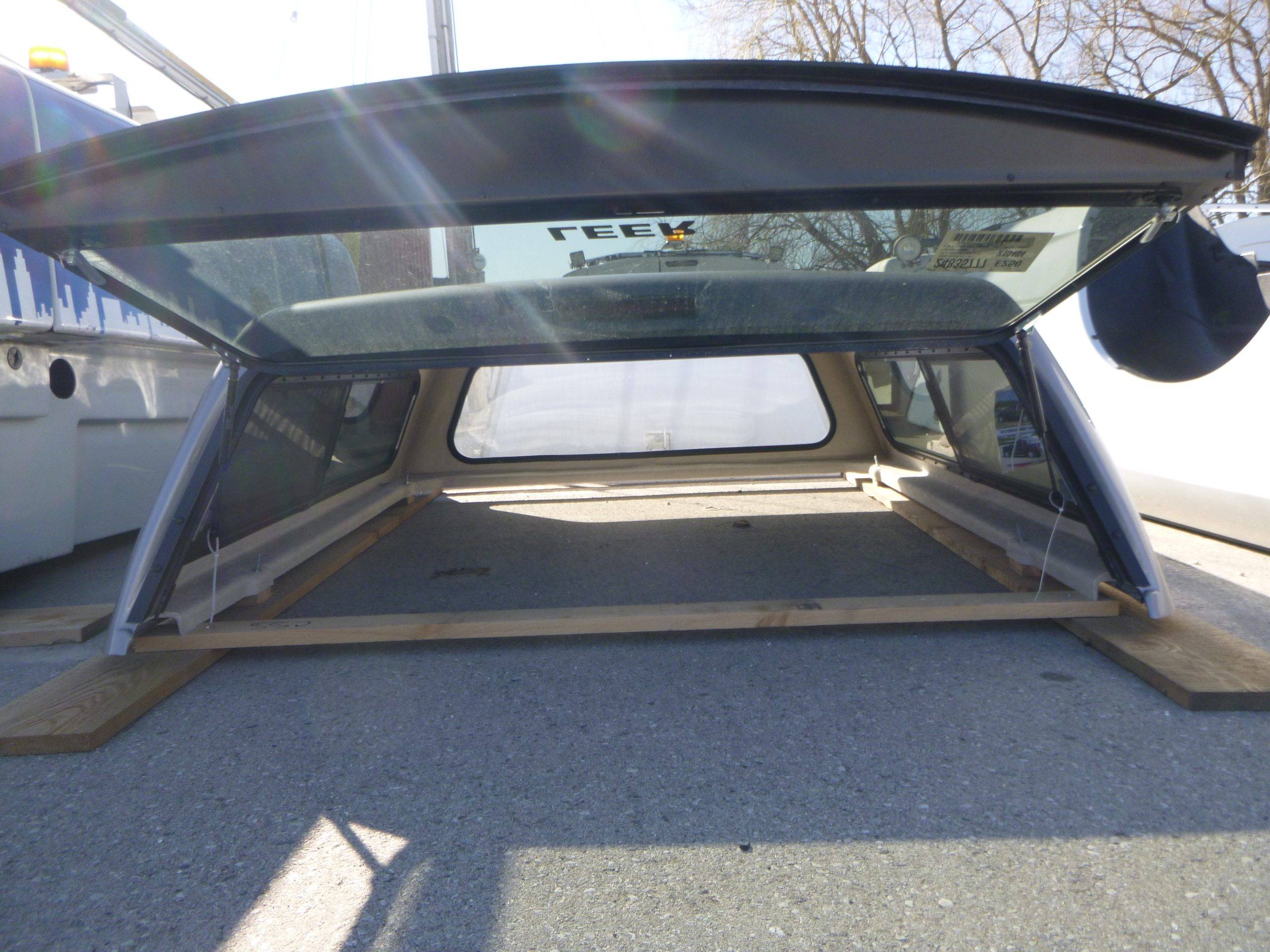 Dodge Ram 6'4 CREW Cab PSC Silver Leer 100S Truck Cap 4 Dodge Ram 6'4 CREW Cab PSC Silver Leer 100S Truck Cap - Image 4