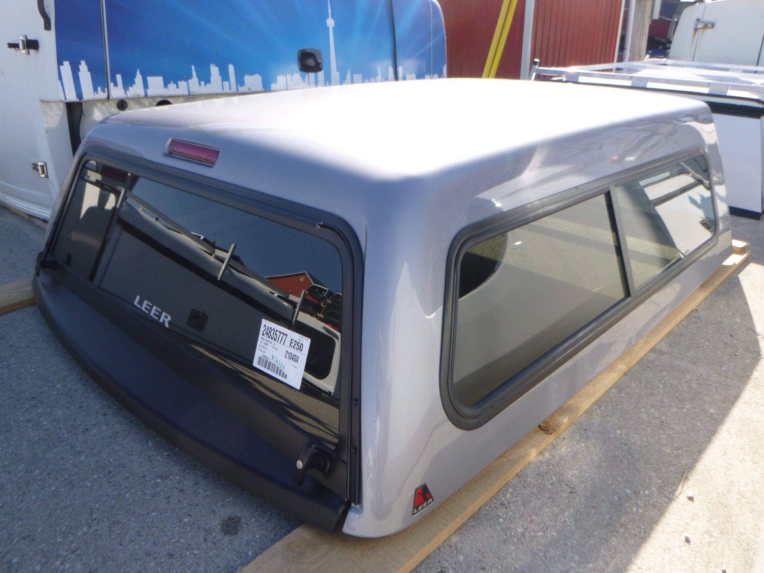 Dodge Ram 6'4 CREW Cab PSC Silver Leer 100S Truck Cap 3 Dodge Ram 6'4 CREW Cab PSC Silver Leer 100S Truck Cap - Image 3