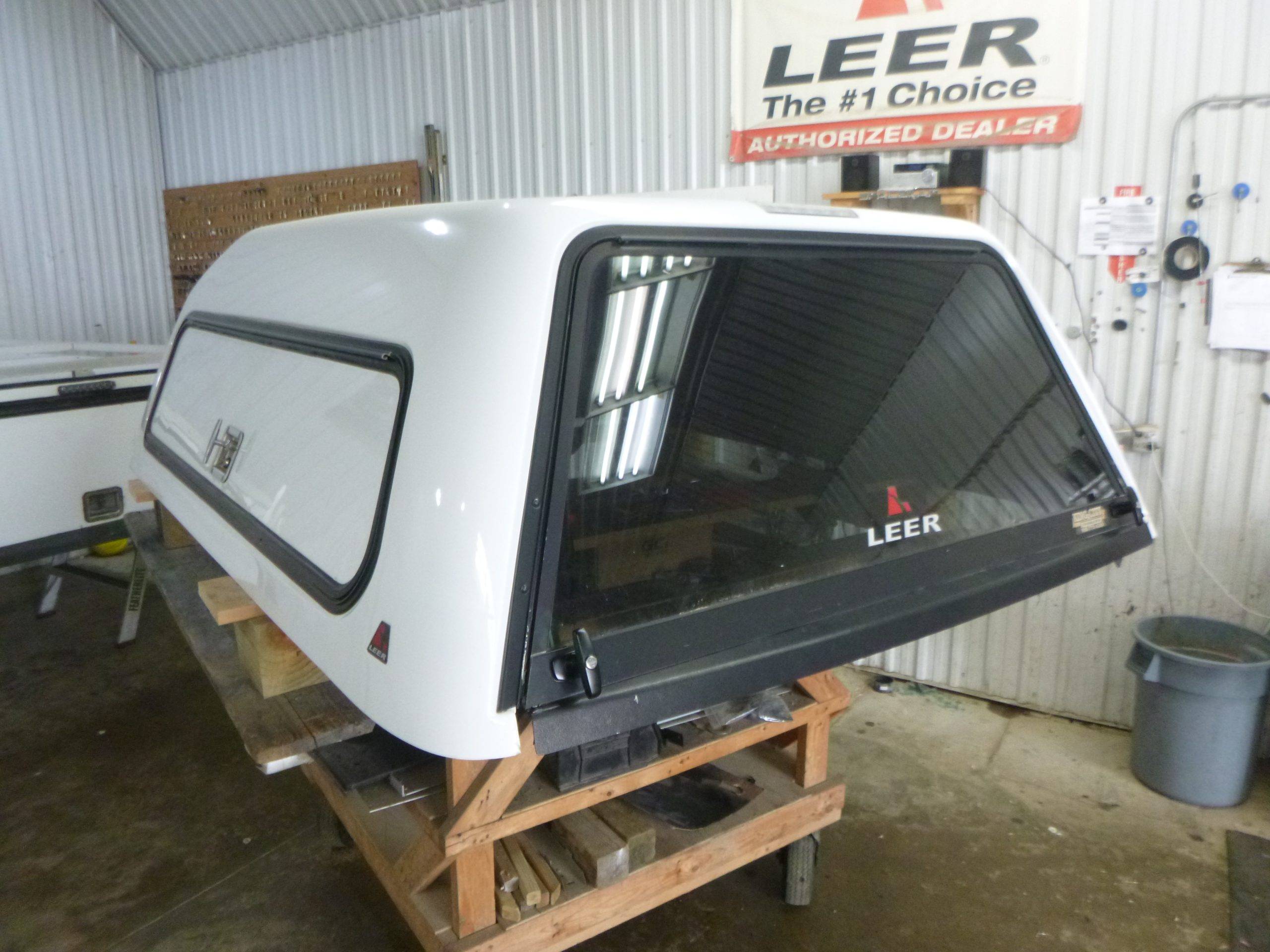 2014 - 2018 GMC Sierra or Chevrolet Silverado 6'6 GAZ Summit White Leer 180 Truck Cap 3 2014 - 2018 GMC Sierra or Chevrolet Silverado 6'6 GAZ Summit White Leer 180 Truck Cap - Image 3