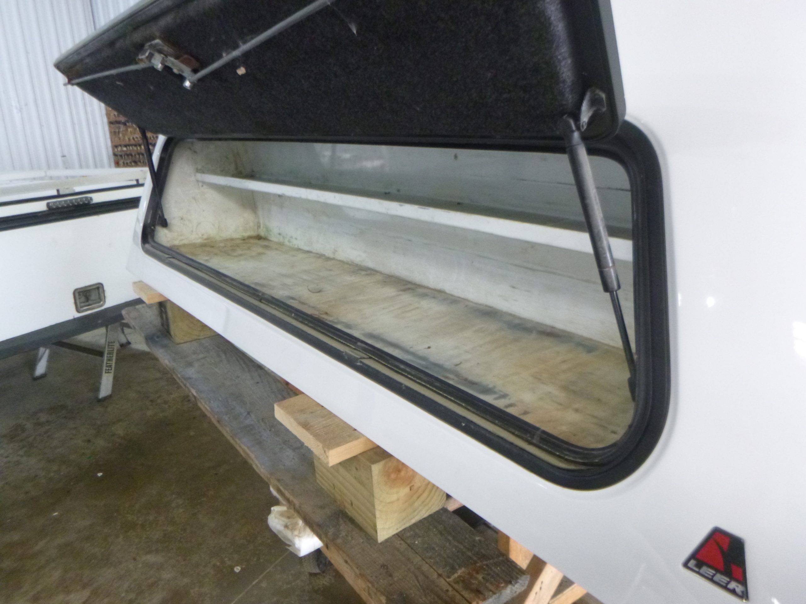 2014 - 2018 GMC Sierra or Chevrolet Silverado 6'6 GAZ Summit White Leer 180 Truck Cap 6 2014 - 2018 GMC Sierra or Chevrolet Silverado 6'6 GAZ Summit White Leer 180 Truck Cap - Image 6