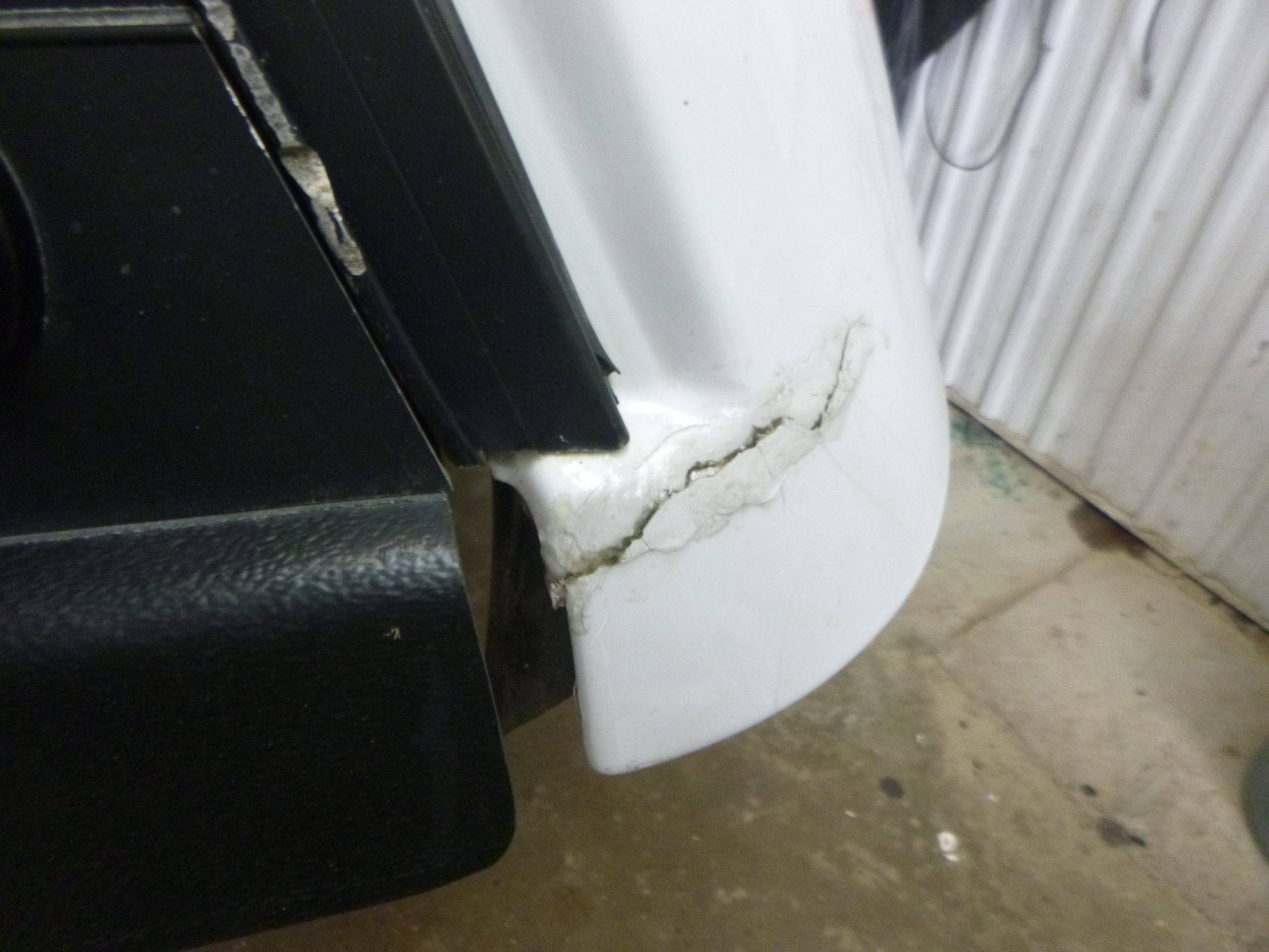 2014 - 2018 GMC Sierra or Chevrolet Silverado 6'6 GAZ Summit White Leer 180 Truck Cap 9 2014 - 2018 GMC Sierra or Chevrolet Silverado 6'6 GAZ Summit White Leer 180 Truck Cap - Image 9