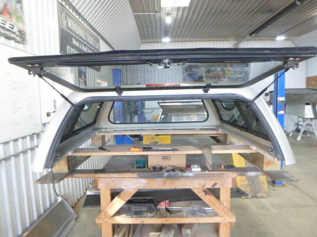 2007 - 2013 GMC Sierra 5'8 Crew Cab Fine Silver Birch Leer100XL Truck Cap - Image 7