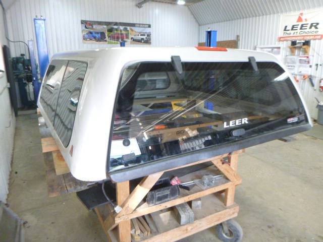 2007 - 2013 GMC Sierra 5'8 Crew Cab Fine Silver Birch Leer100XL Truck Cap - Image 3