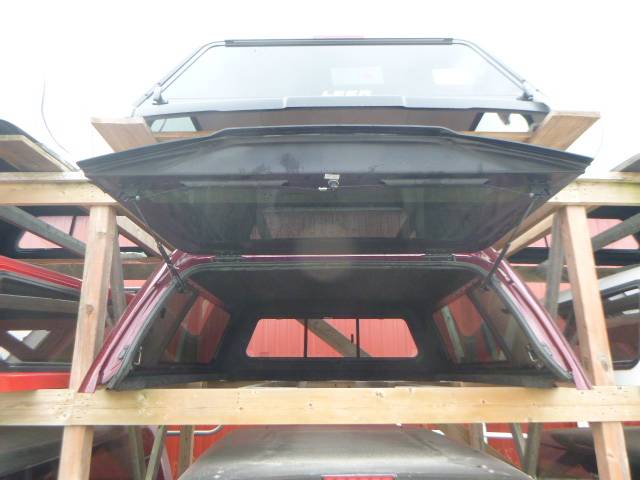 2017 - 2022 Ford Superduty F250/350/450 6'9 D4 Rapid Red Royal Leer Truck Cap 4 2017 - 2022 Ford Superduty F250/350/450 6'9 D4 Rapid Red Royal Leer Truck Cap - Image 4