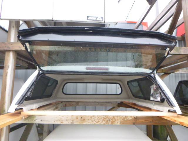 2023 - 2026 Chevrolet Colorado NEW 5'2 GAZ Summit White Leer 100S Truck Cap - Image 4