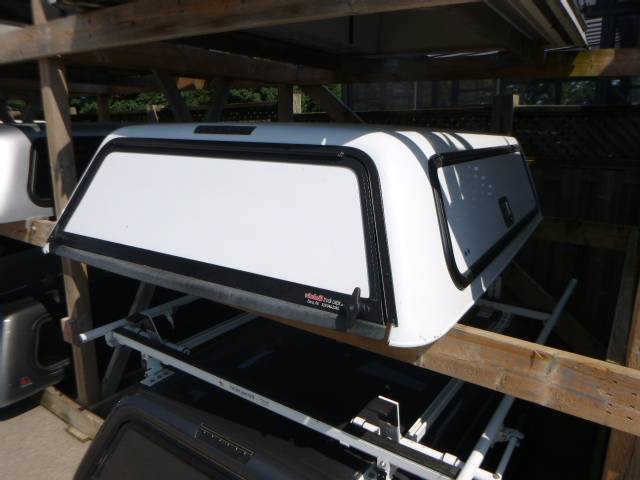 2015 - 2022 Chevrolet Colorado or GMC Canyon 6'2 GAZ Olympic White Contour III Truck Cap 3 2015 - 2022 Chevrolet Colorado or GMC Canyon 6'2 GAZ Olympic White Contour III Truck Cap - Image 3