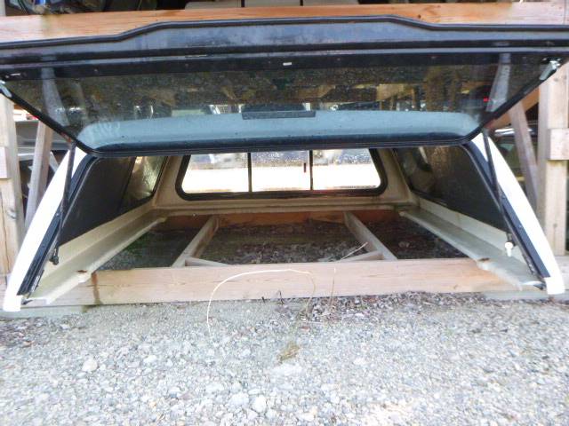 2008 - 2012 Nissan Titan 7' Q10 White Leer100R Truck Cap 4 2008 - 2012 Nissan Titan 7' Q10 White Leer100R Truck Cap - Image 4