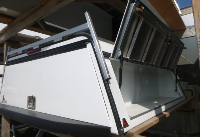 2024 - 2026 Toyota Tacoma 6'2 New White Leer DCC Contractor truck cap 5 2024 - 2026 Toyota Tacoma 6'2 New White Leer DCC Contractor truck cap - Image 5