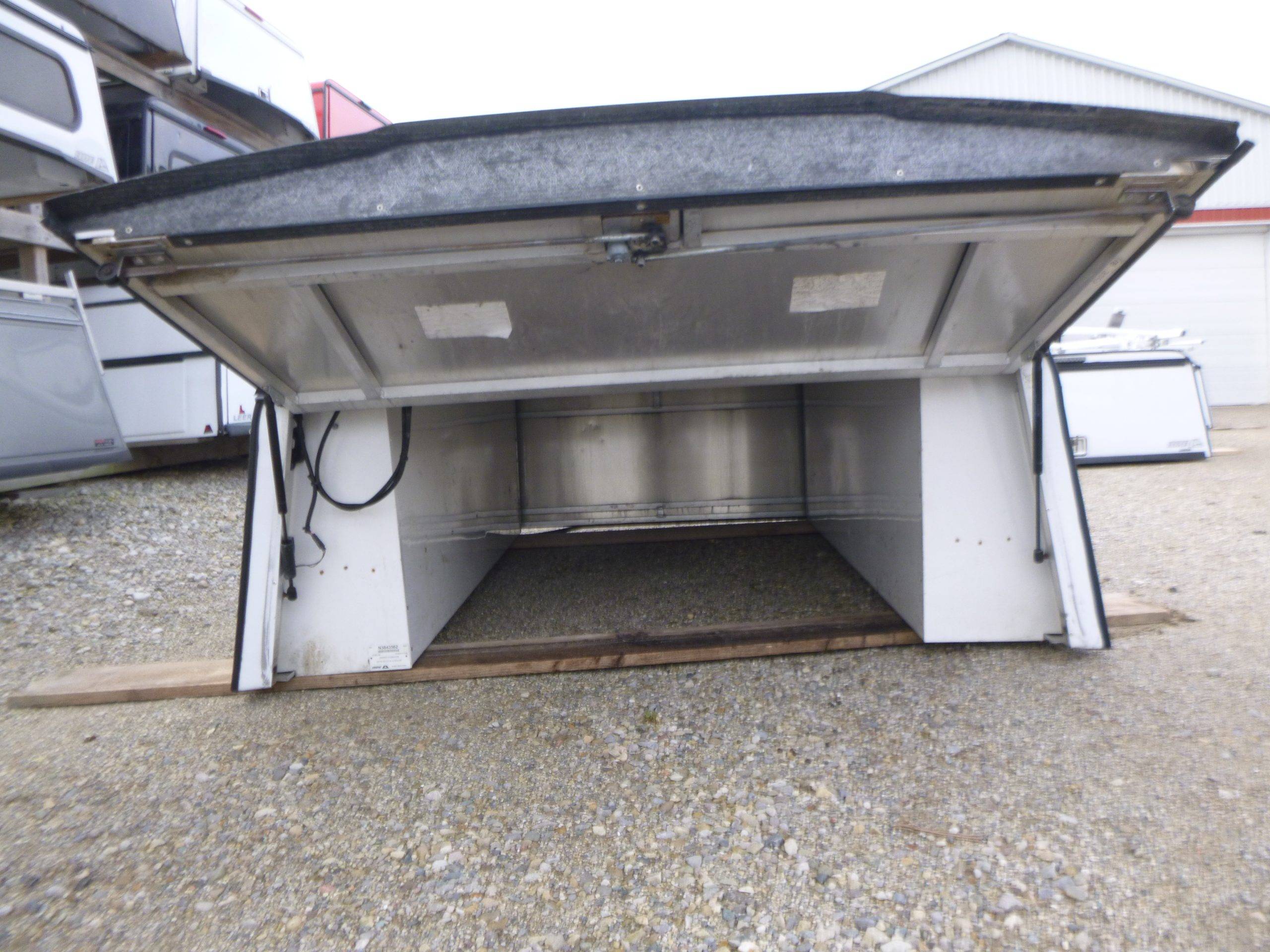 2017 - 2022 Ford Superduty F250/350/450 6'9 White ARE Contractor Truck Cap 4 2017 - 2022 Ford Superduty F250/350/450 6'9 White ARE Contractor Truck Cap - Image 4