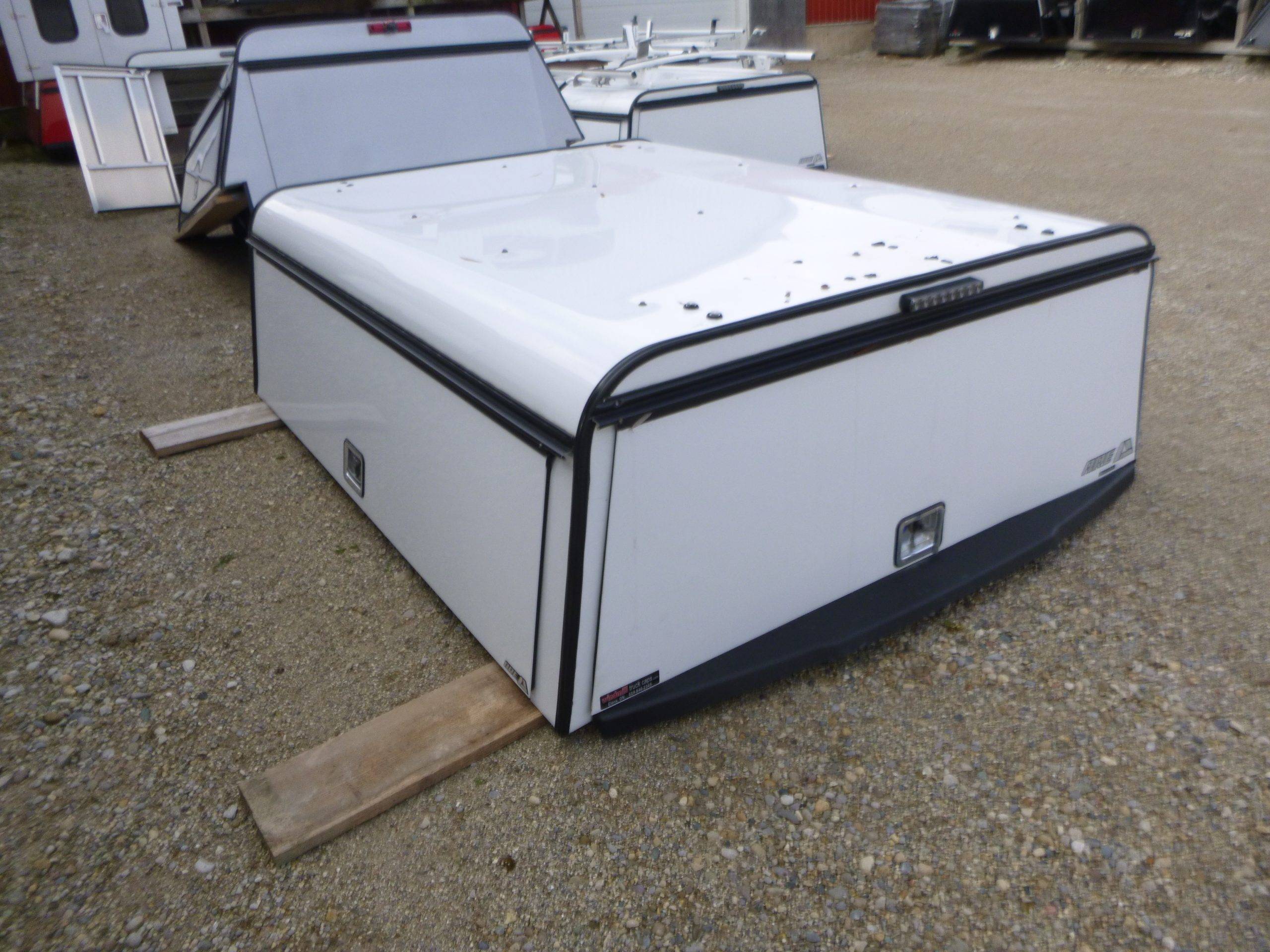 2017 - 2022 Ford Superduty F250/350/450 6'9 White ARE Contractor Truck Cap 3 2017 - 2022 Ford Superduty F250/350/450 6'9 White ARE Contractor Truck Cap - Image 3