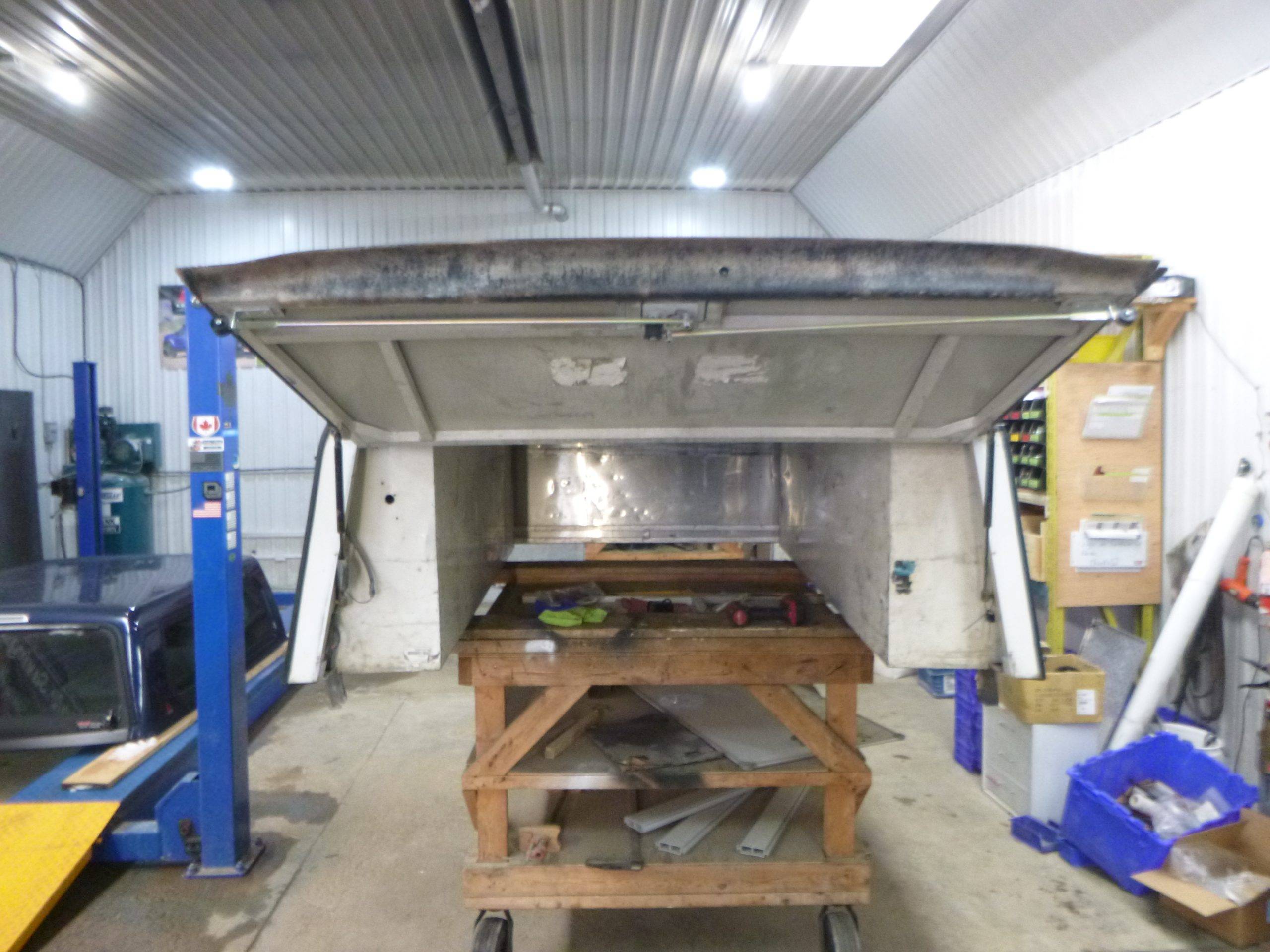 2008 - 2016 Ford Superduty F250/350/450 6'9 White ARE Contractor Truck Cap 4 2008 - 2016 Ford Superduty F250/350/450 6'9 White ARE Contractor Truck Cap - Image 4