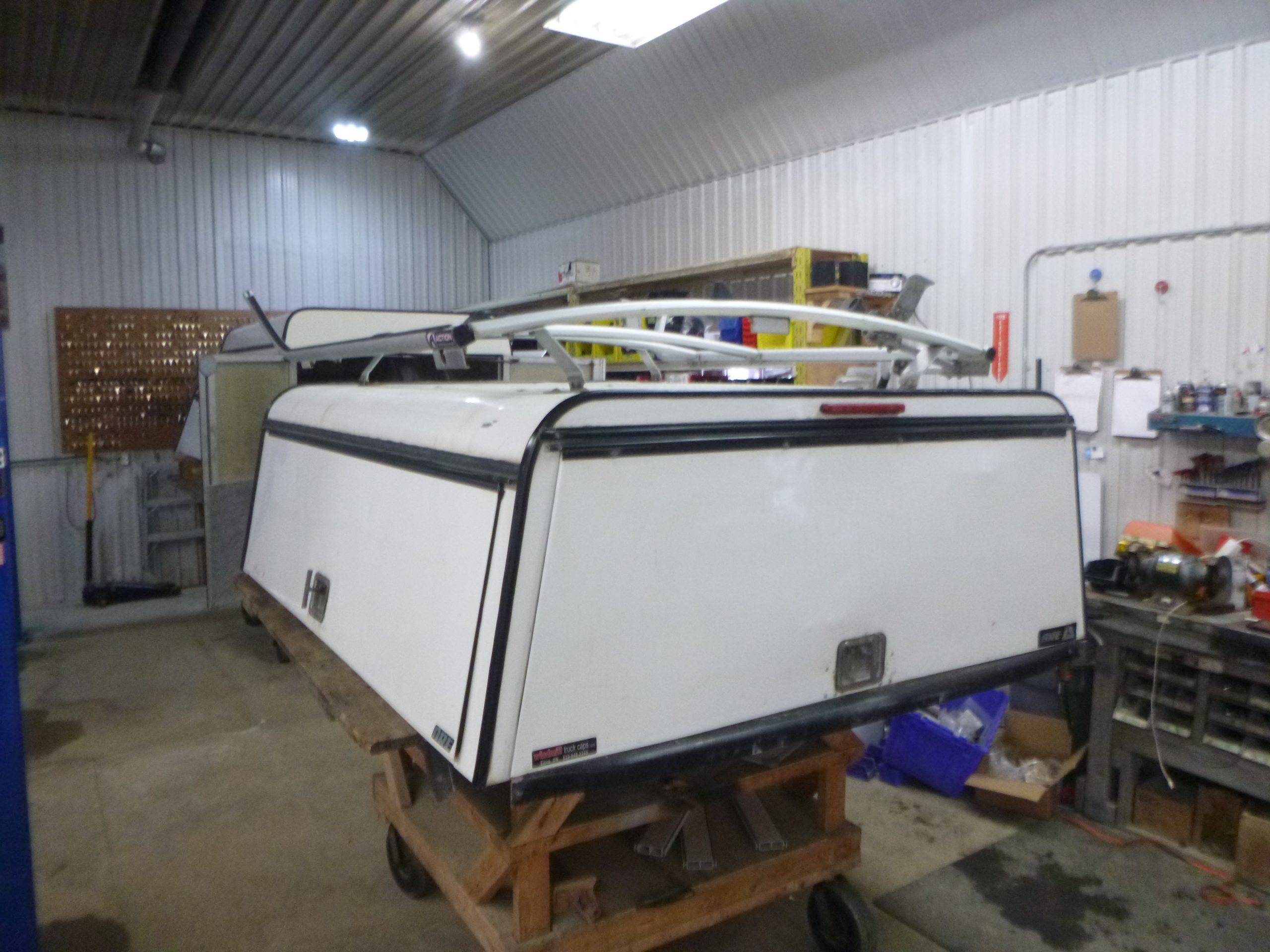 2008 - 2016 Ford Superduty F250/350/450 6'9 White ARE Contractor Truck Cap 3 2008 - 2016 Ford Superduty F250/350/450 6'9 White ARE Contractor Truck Cap - Image 3