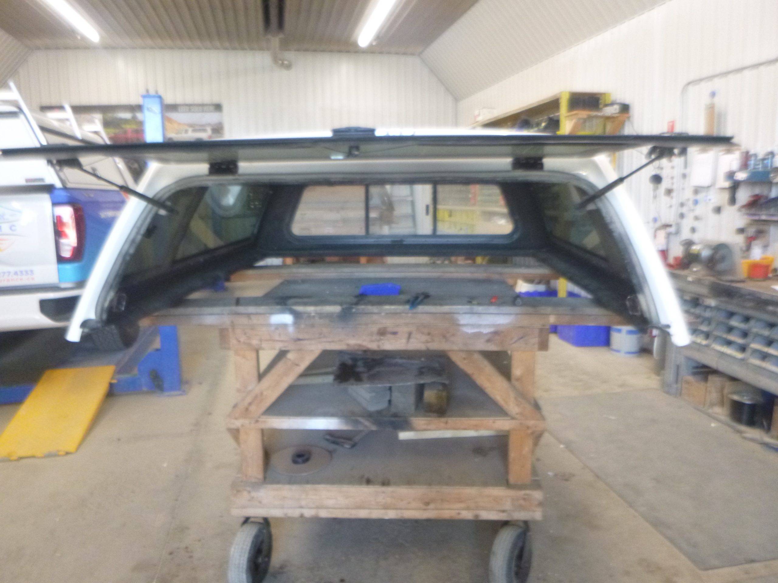 2009 - 2018 Dodge Ram 6'4 PW7 White Century Royal Truck Cap 4 2009 - 2018 Dodge Ram 6'4 PW7 White Century Royal Truck Cap - Image 4