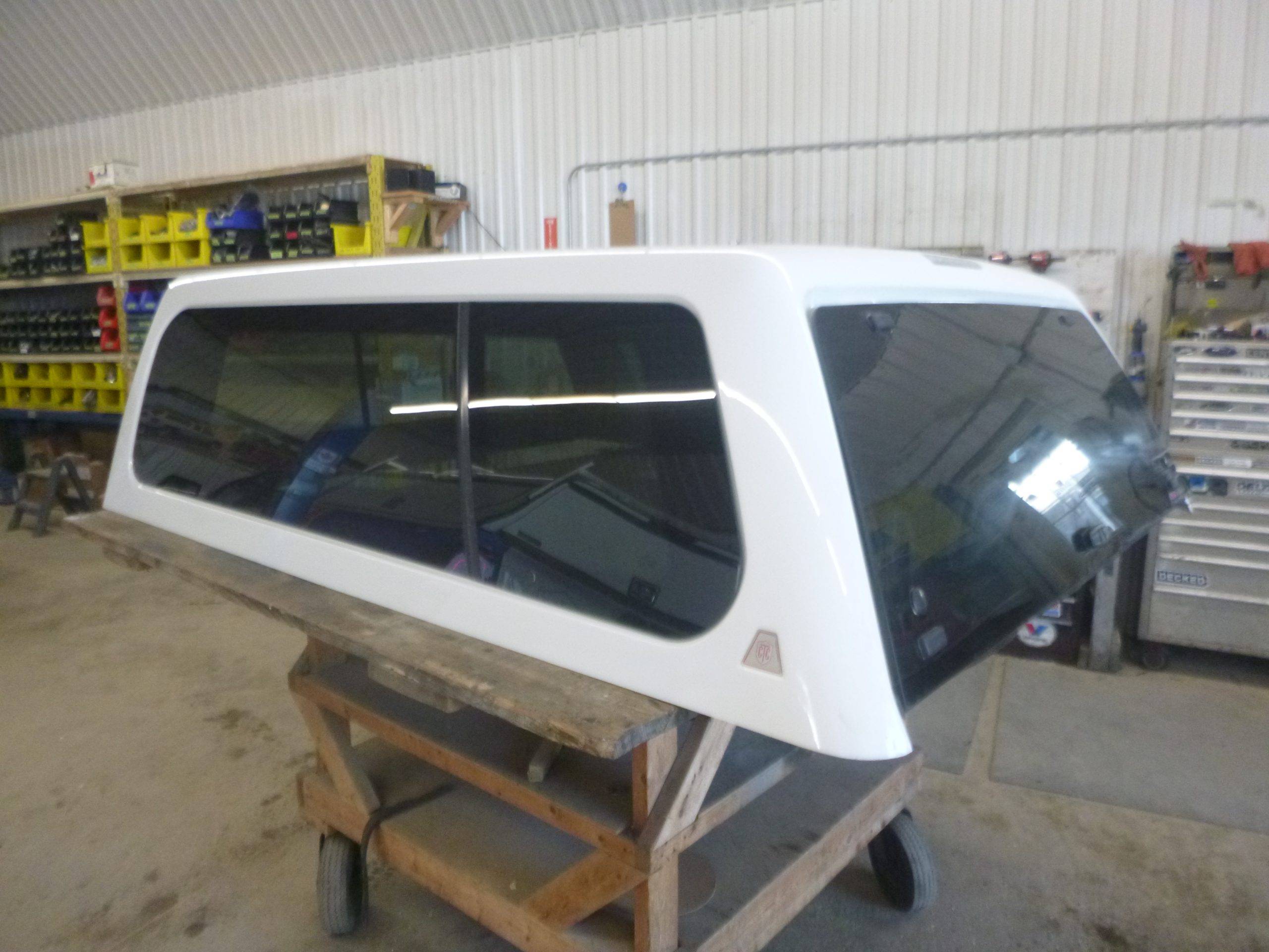 2009 - 2018 Dodge Ram 6'4 PW7 White Century Royal Truck Cap 3 2009 - 2018 Dodge Ram 6'4 PW7 White Century Royal Truck Cap - Image 3