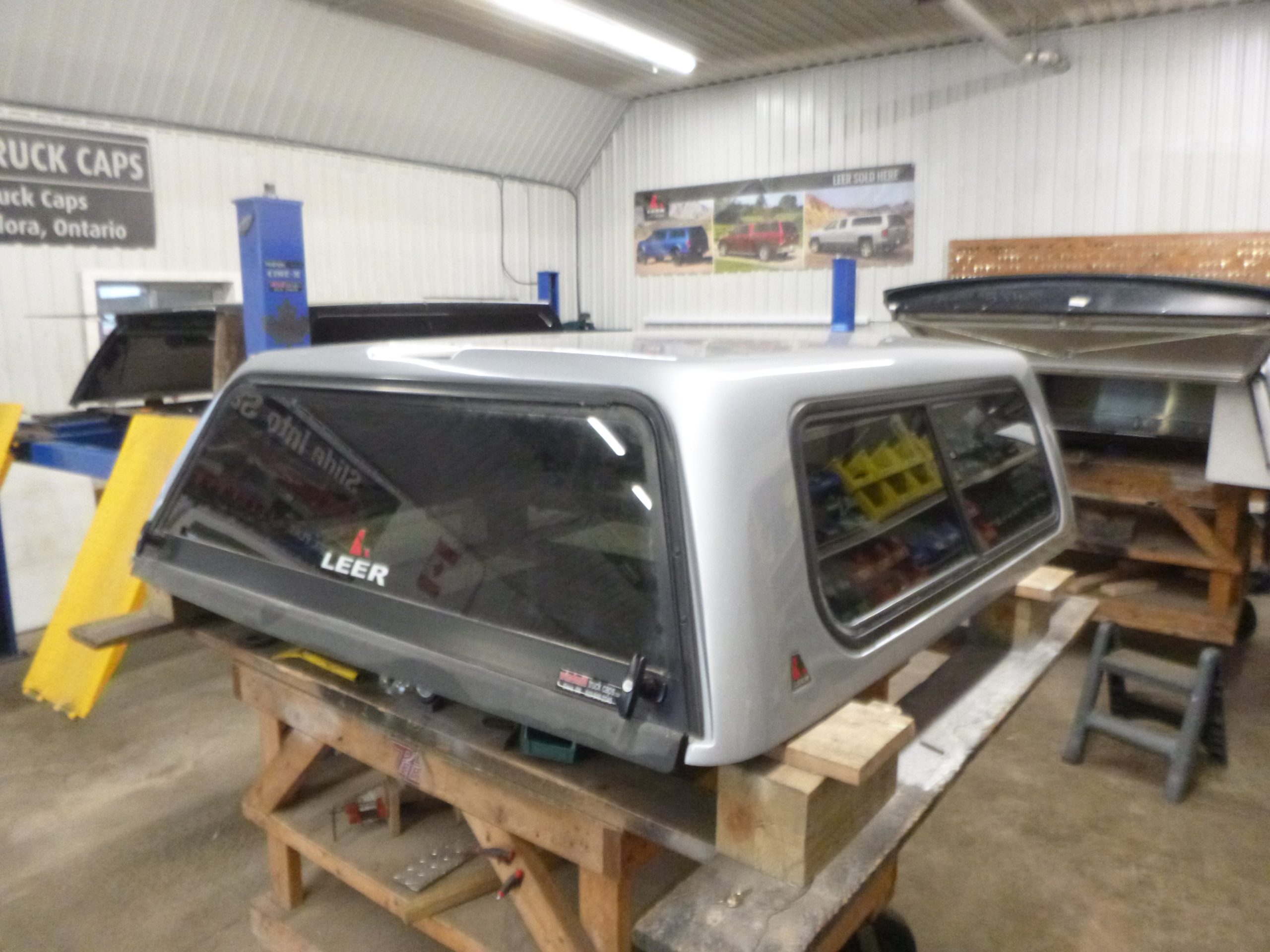 2007 - 2013 Toyota Tundra 5'6 1D6 Silver Leer100R Truck Cap - Image 3