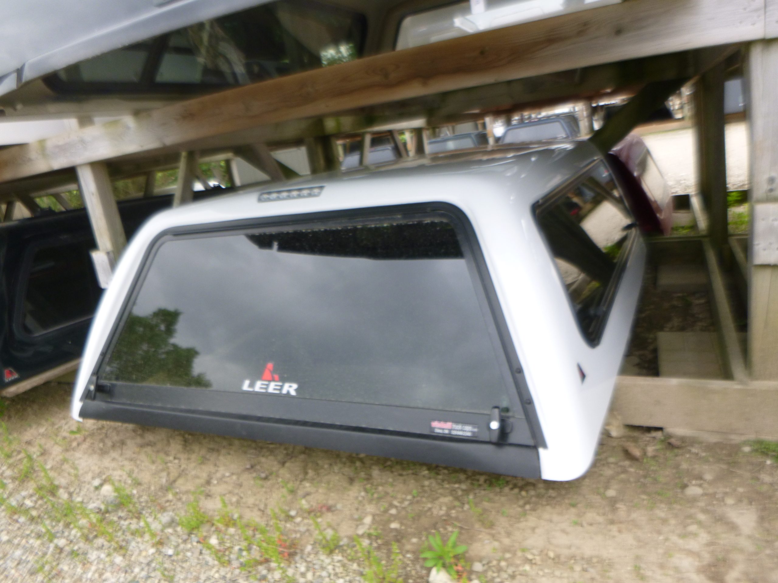 2008 - 2016 Ford Superduty F250/350/450 6'9 White Leer100R Truck Cap 3 2008 - 2016 Ford Superduty F250/350/450 6'9 White Leer100R Truck Cap - Image 3