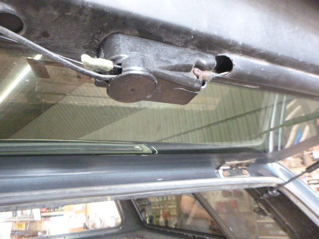 2019 - 2026 GMC Sierra 1500 6'6 GJI Grey Leer100XL Truck Cap 11 2019 - 2026 GMC Sierra 1500 6'6 GJI Grey Leer100XL Truck Cap - Image 11