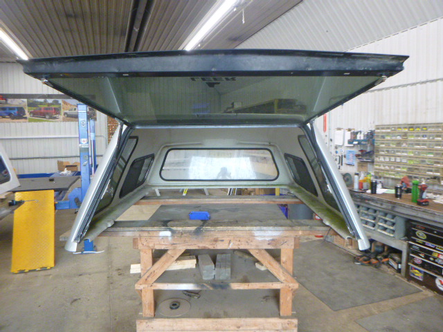 2014 - 2018 GMC Sierra or Chevrolet Silverado 6'6 GAN Blade Silver Metallic Leer122 Truck Cap 4 2014 - 2018 GMC Sierra or Chevrolet Silverado 6'6 GAN Blade Silver Metallic Leer122 Truck Cap - Image 4