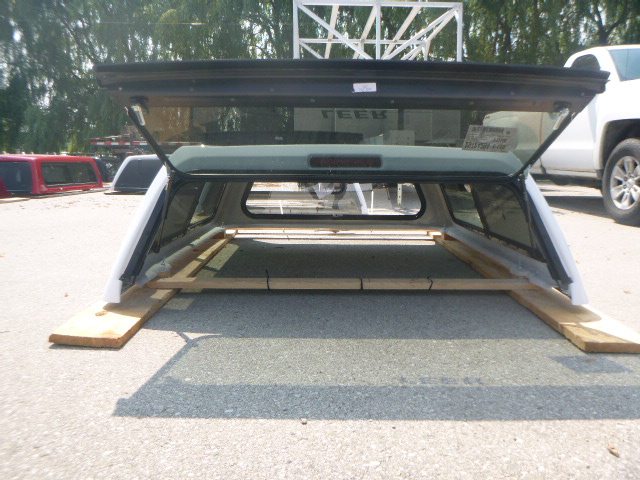 2024 - 2026 Toyota Tacoma 6'2 Super White Leer100S Truck Cap 4 2024 - 2026 Toyota Tacoma 6'2 Super White Leer100S Truck Cap - Image 4