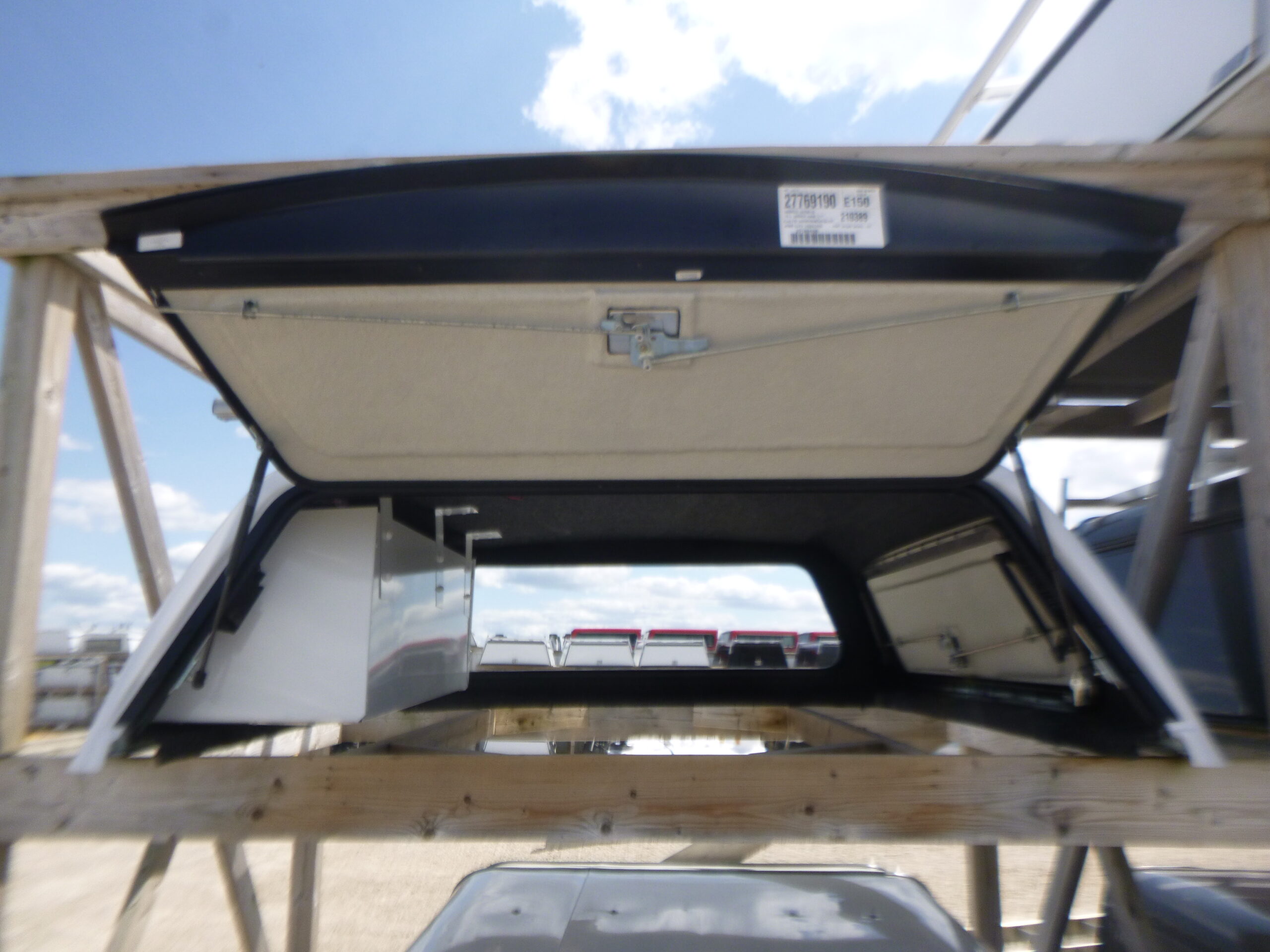 2019 - 2026 Dodge Ram New Body Style 5'7 PW7 Bright White Leer100RCC Truck Cap - Image 4