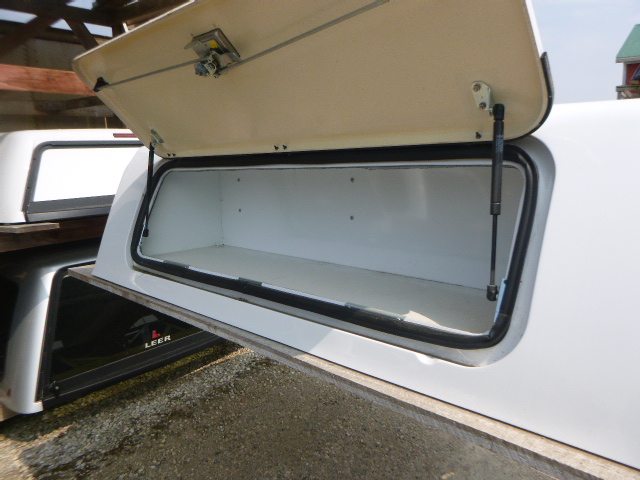 2019 - 2026 Chevrolet Silverado 1500 6'6 GAZ White Leer 100SCC Truck Cap 4 2019 - 2026 Chevrolet Silverado 1500 6'6 GAZ White Leer 100SCC Truck Cap - Image 4