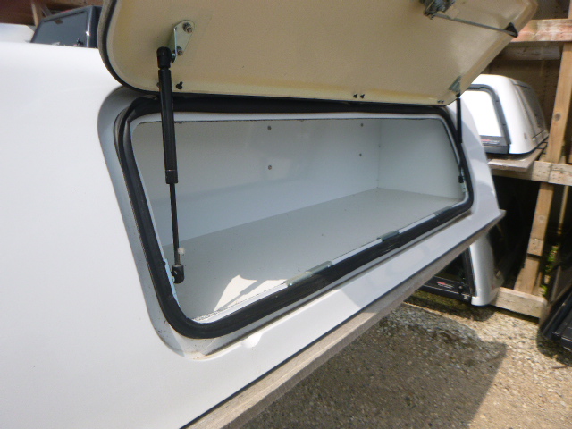 2019 - 2026 Chevrolet Silverado 1500 6'6 GAZ White Leer 100SCC Truck Cap 5 2019 - 2026 Chevrolet Silverado 1500 6'6 GAZ White Leer 100SCC Truck Cap - Image 5