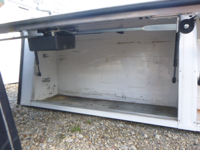 2017 - 2022 Ford Superduty F250/350/450 6'9 White ARE Contractor Truck Cap 8 2017 - 2022 Ford Superduty F250/350/450 6'9 White ARE Contractor Truck Cap - Image 8