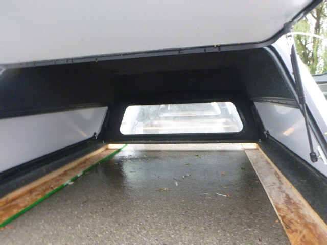 2009 - 2018 Dodge Ram 6'4 CREW Cab PW7 White Ranch XD Series Truck Cap 4 2009 - 2018 Dodge Ram 6'4 CREW Cab PW7 White Ranch XD Series Truck Cap - Image 4