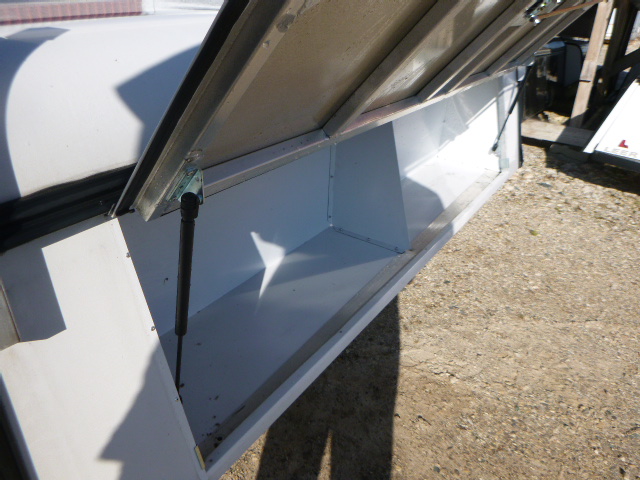 2008 - 2016 Ford Superduty F250/350/450 6'9 White Contractor Swiss Truck Cap 4 2008 - 2016 Ford Superduty F250/350/450 6'9 White Contractor Swiss Truck Cap - Image 4