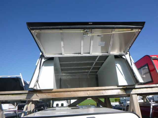 2008 - 2016 Ford Superduty F250/350/450 6'9 White Contractor Swiss Truck Cap 5 2008 - 2016 Ford Superduty F250/350/450 6'9 White Contractor Swiss Truck Cap - Image 5