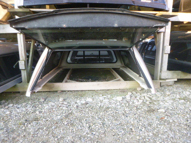 2017 - 2022 Ford Superduty 6'9 GN White Gold Leer180 Truck Cap 4 2017 - 2022 Ford Superduty 6'9 GN White Gold Leer180 Truck Cap - Image 4