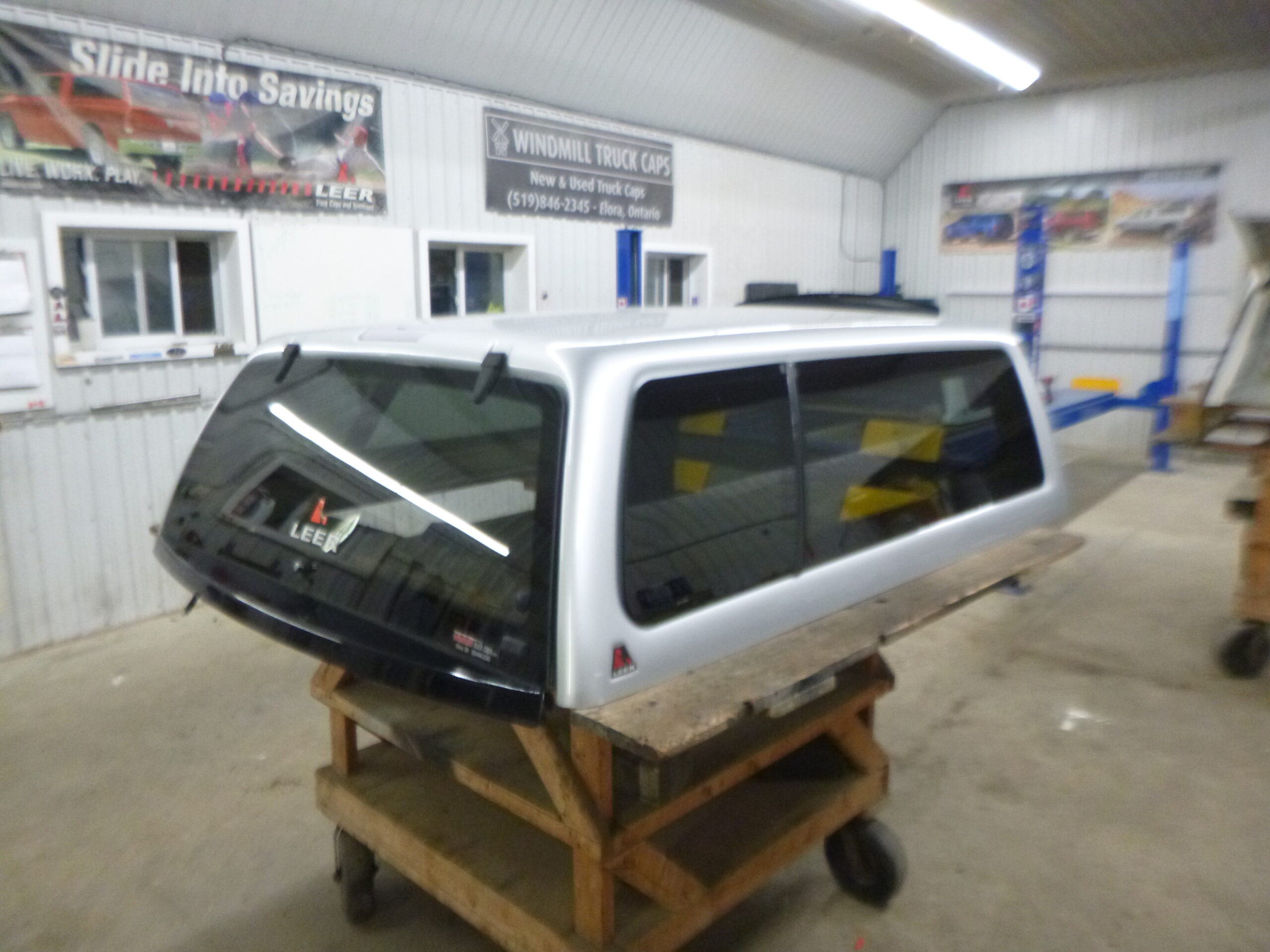 Dodge Ram 6'4 PS2 Bright Silver Leer100XL Truck Cap 3 Dodge Ram 6'4 PS2 Bright Silver Leer100XL Truck Cap - Image 3