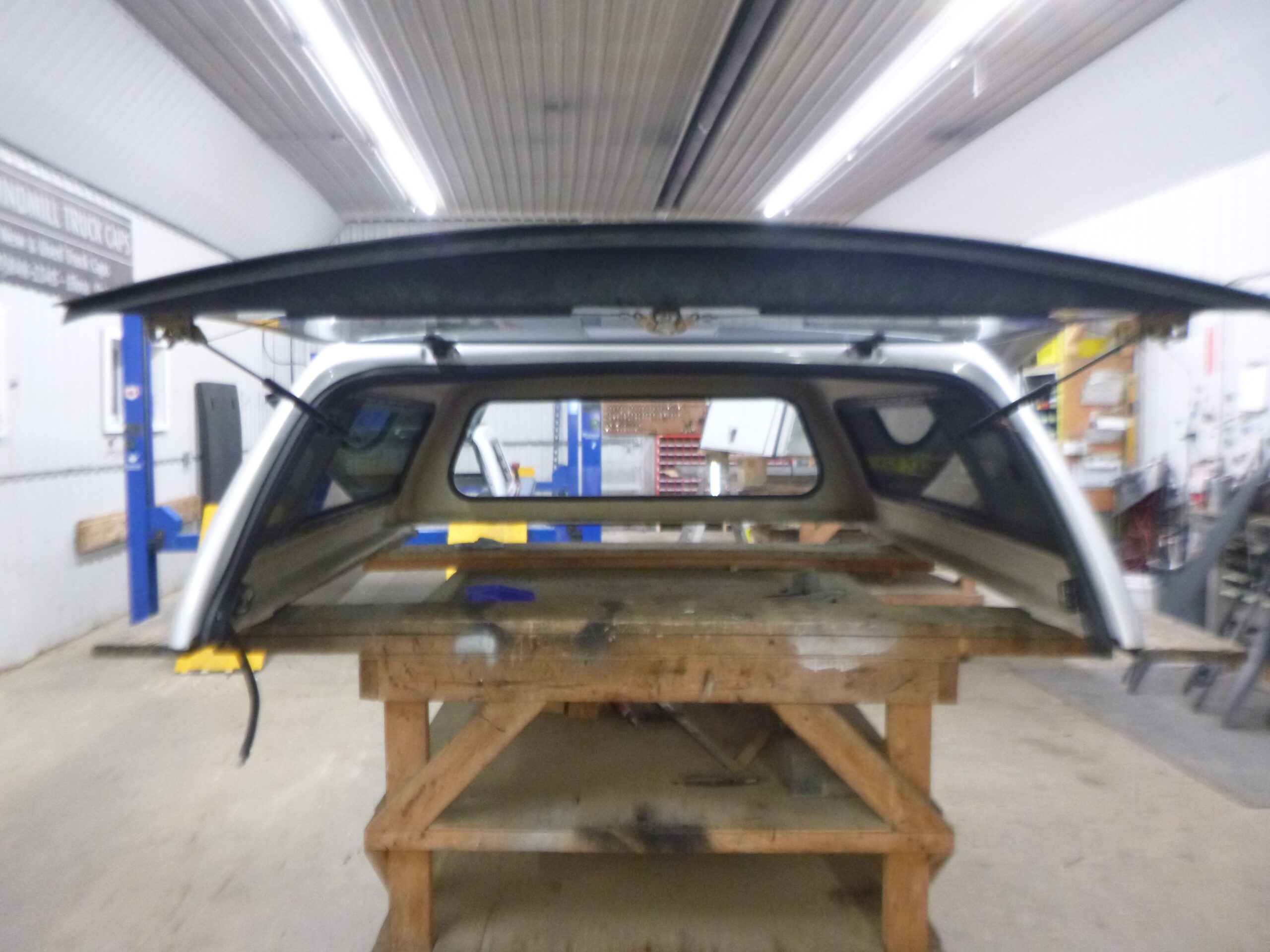 Dodge Ram 6'4 PS2 Bright Silver Leer100XL Truck Cap 4 Dodge Ram 6'4 PS2 Bright Silver Leer100XL Truck Cap - Image 4