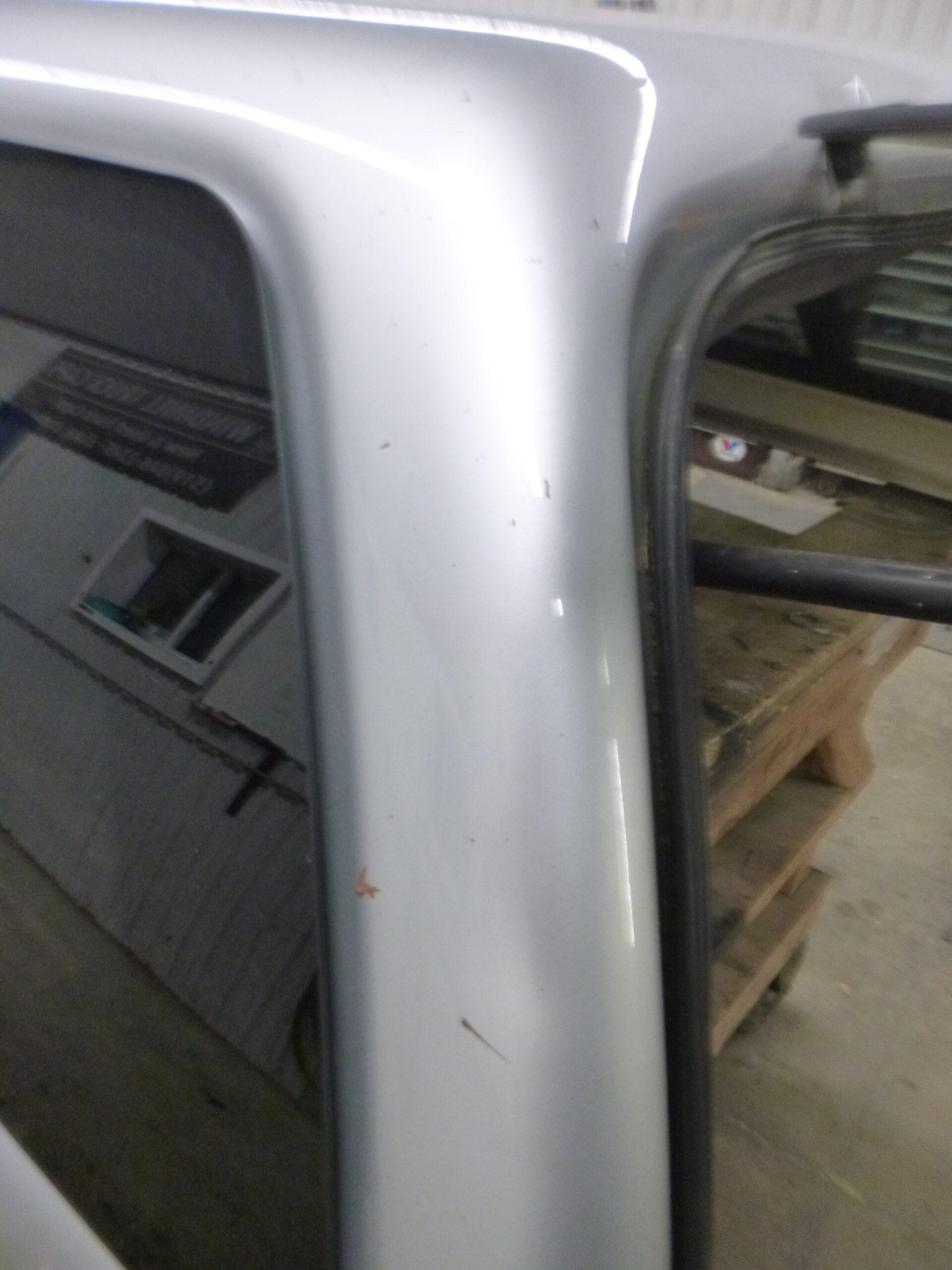 Dodge Ram 6'4 PS2 Bright Silver Leer100XL Truck Cap 5 Dodge Ram 6'4 PS2 Bright Silver Leer100XL Truck Cap - Image 5