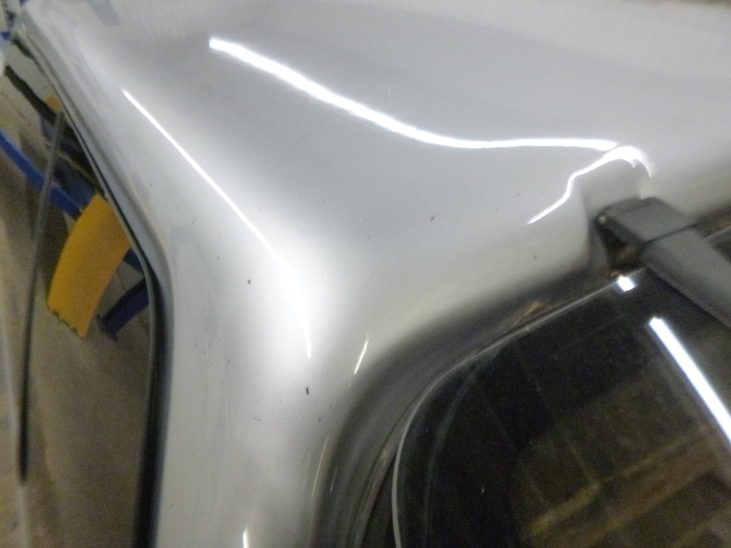 Dodge Ram 6'4 PS2 Bright Silver Leer100XL Truck Cap 6 Dodge Ram 6'4 PS2 Bright Silver Leer100XL Truck Cap - Image 6