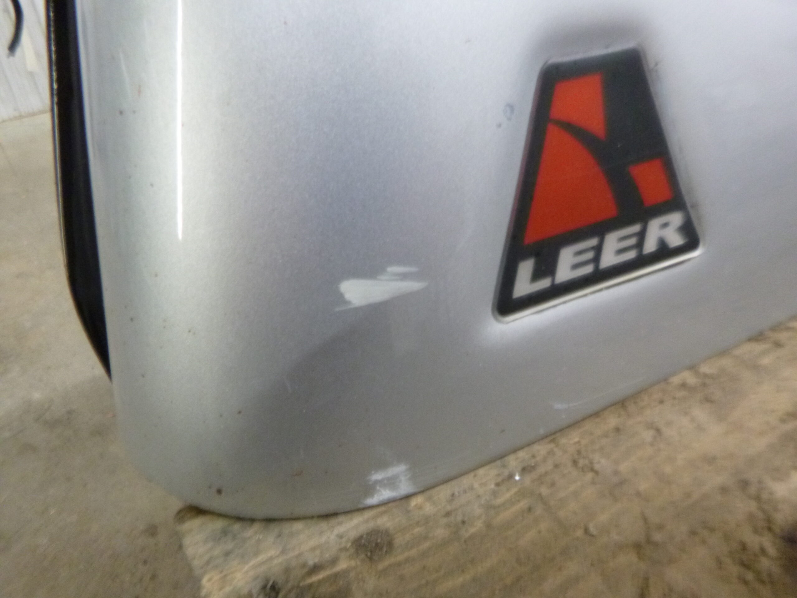 Dodge Ram 6'4 PS2 Bright Silver Leer100XL Truck Cap 8 Dodge Ram 6'4 PS2 Bright Silver Leer100XL Truck Cap - Image 8