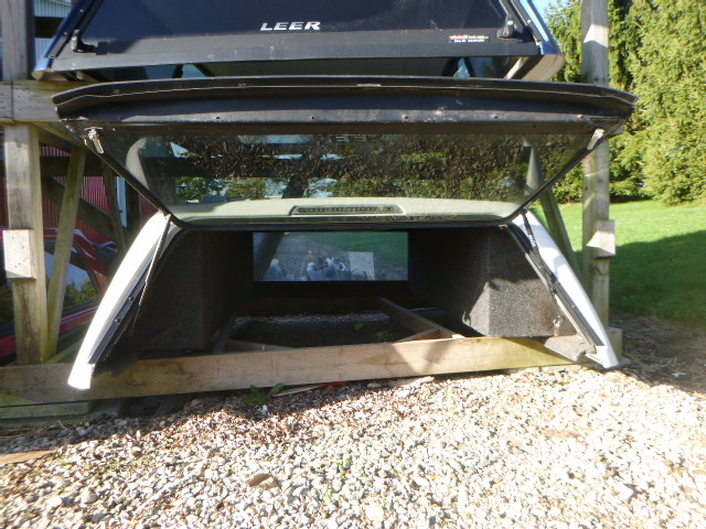 2020 - 2026 GMC Sierra HD 2500/3500 6'9 GAZ Summit White Leer100RCC Truck Cap 4 2020 - 2026 GMC Sierra HD 2500/3500 6'9 GAZ Summit White Leer100RCC Truck Cap - Image 4