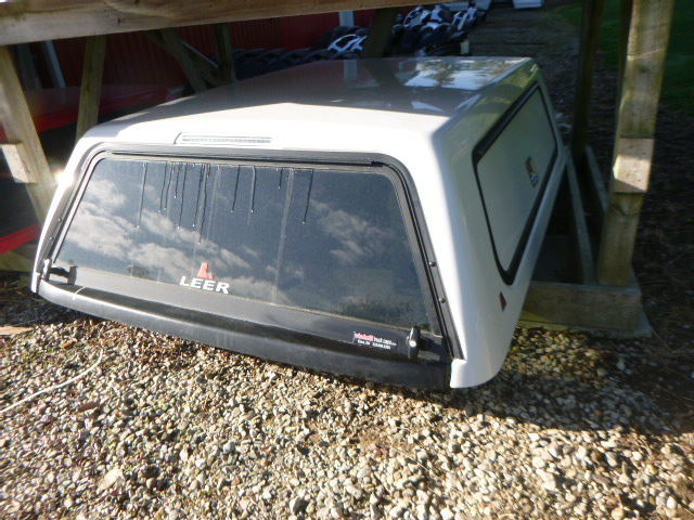 2020 - 2026 GMC Sierra HD 2500/3500 6'9 GAZ Summit White Leer100RCC Truck Cap 3 2020 - 2026 GMC Sierra HD 2500/3500 6'9 GAZ Summit White Leer100RCC Truck Cap - Image 3