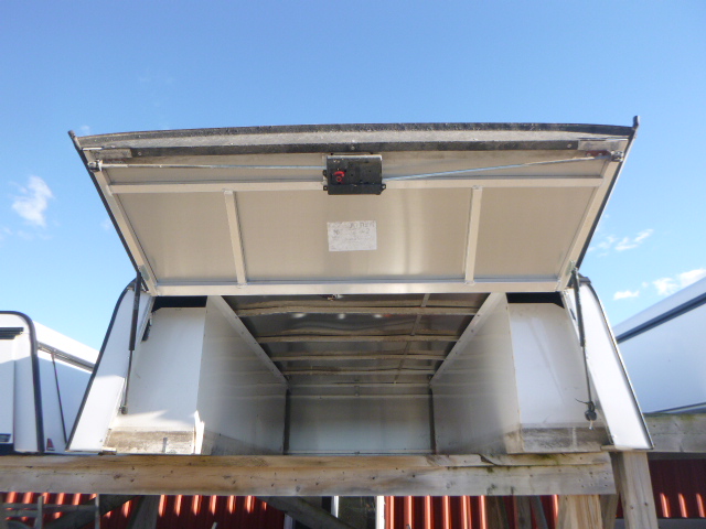 2020 - 2026 GMC Sierra or Chevrolet Silverado 8' HD 2500/3500 White ARE Contractor Truck Cap 4 2020 - 2026 GMC Sierra or Chevrolet Silverado 8' HD 2500/3500 White ARE Contractor Truck Cap - Image 4