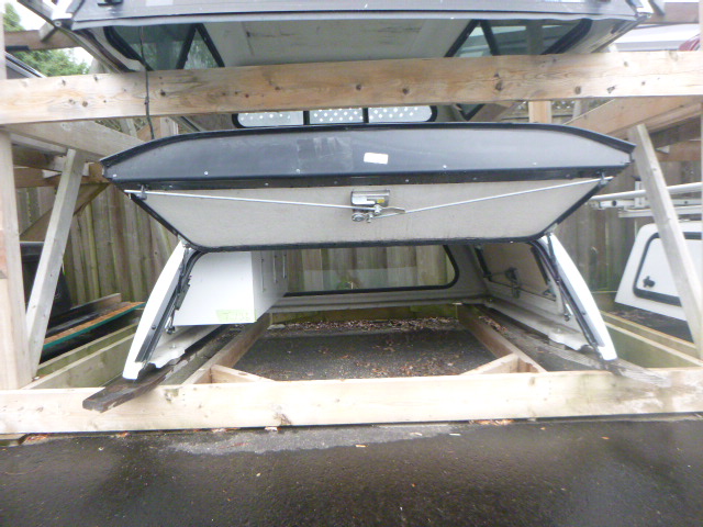 2022 - 2026 Nissan Frontier 5' QAB White Pearl Leer100SCC Truck Cap - Image 4