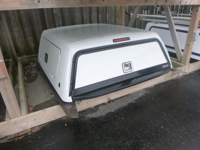 2022 - 2026 Nissan Frontier 5' QAB White Pearl Leer100SCC Truck Cap - Image 3