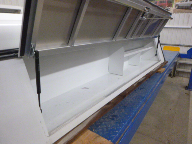 2020 - 2026 GMC Sierra or Chevrolet Silverado HD 2500/3500 8' White Leer Contractor Truck Cap 5 2020 - 2026 GMC Sierra or Chevrolet Silverado HD 2500/3500 8' White Leer Contractor Truck Cap - Image 5