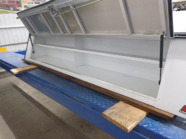 2020 - 2026 GMC Sierra or Chevrolet Silverado HD 2500/3500 8' White Leer Contractor Truck Cap 6 2020 - 2026 GMC Sierra or Chevrolet Silverado HD 2500/3500 8' White Leer Contractor Truck Cap - Image 6