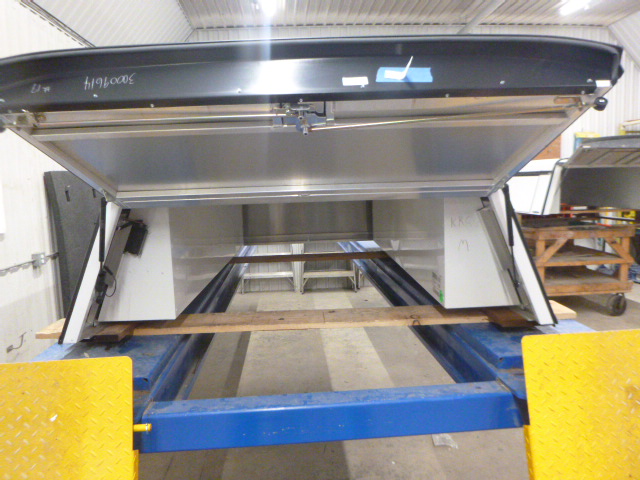 2020 - 2026 GMC Sierra or Chevrolet Silverado HD 2500/3500 8' White Leer Contractor Truck Cap 3 2020 - 2026 GMC Sierra or Chevrolet Silverado HD 2500/3500 8' White Leer Contractor Truck Cap - Image 3